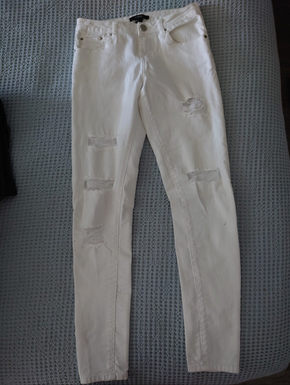 Forever 21 White Distressed Skinny Jeans Size Small! Excellent Condition!